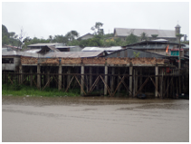 Pevas Peru, talot tolppien päällä vedenkorkeuden vaihtelun takia